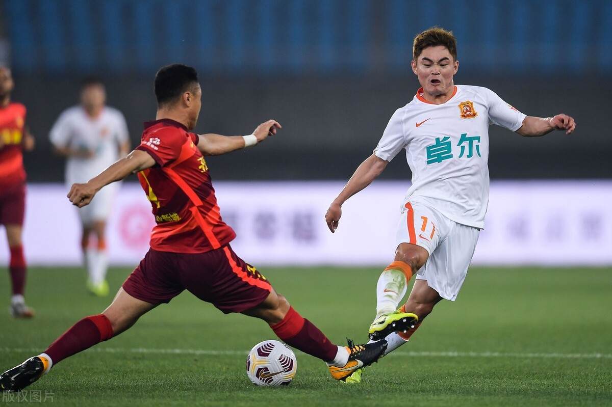 YY体育-意大利杯清晨再迎强敌，夏洛特黄蜂刷新队史纪录，主帅态度——球迷炸锅，临场指挥获称赞(海伦芬主场迎击特温特)