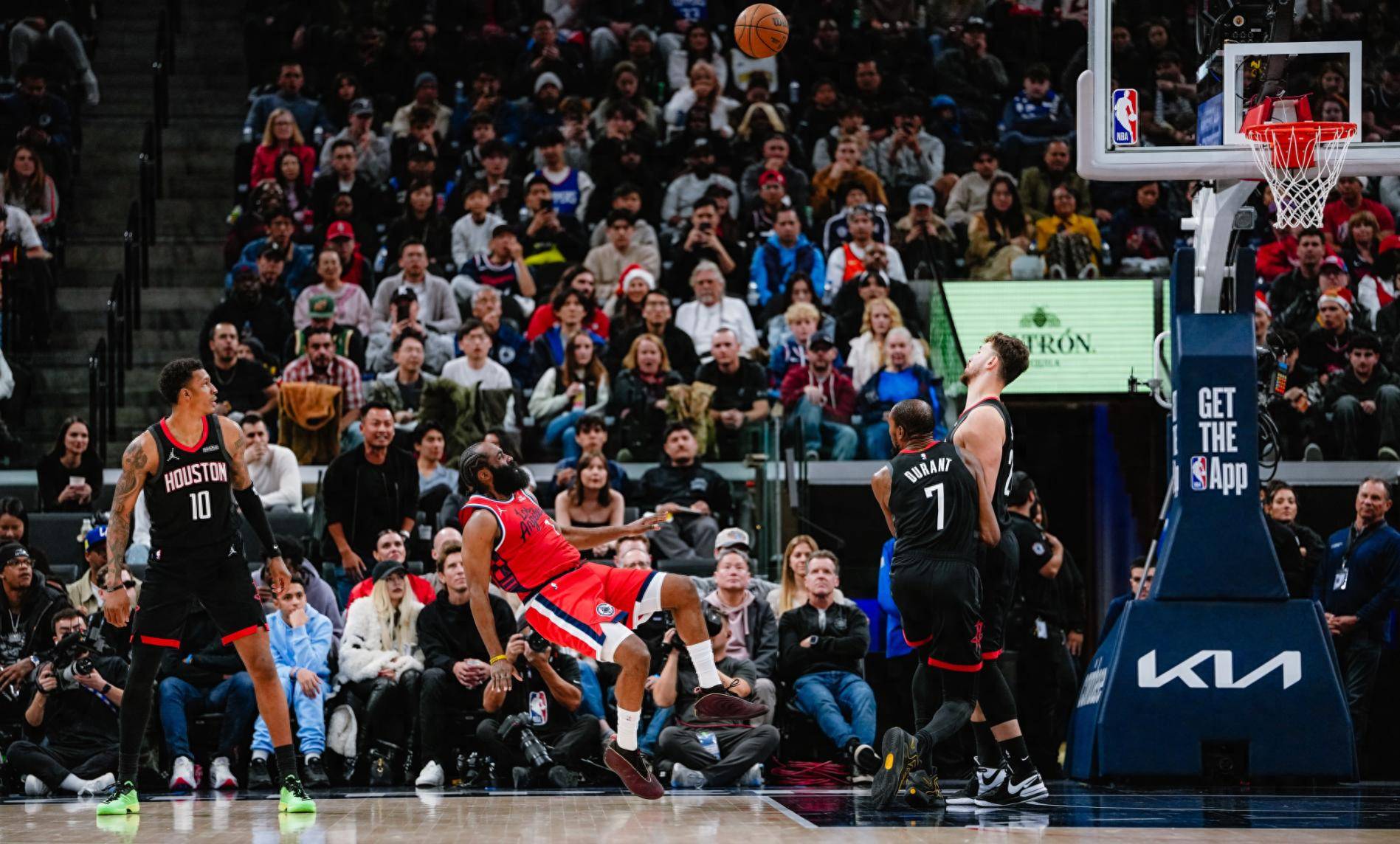 YY体育- 哈登在中国前呼后拥万人追捧 